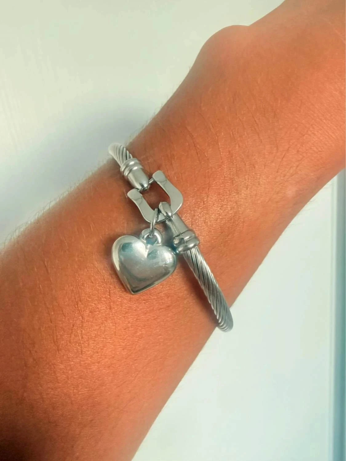 Pulsera plateada con colgante de corazón – photo 2